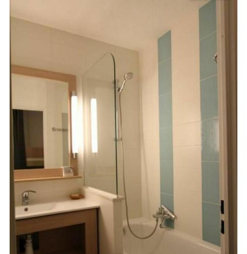La salle de bains est pourvue d'une douche et d'un lavabo. dans l'établissement 6 - Résidence St Raphaël Valescure, à Saint-Raphaël