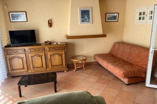 Una televisión o centro de entretenimiento en Maison Place manemeur