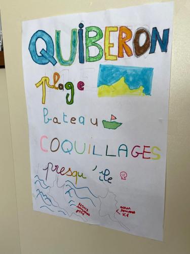 un panneau suspendu sur un mur avec écriture sur celui-ci dans l'établissement Maryland Vue Mer Port Haliguen Plage du Porigo, à Quiberon