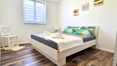 una camera da letto con un letto in una stanza di Apartment Goran a Krk