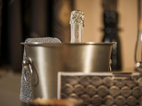 a metal bucket with a razor on top of it at Hotel Post in Kaltenbach