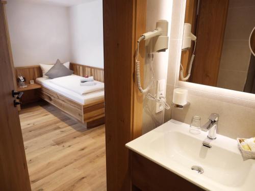 En eller flere senge i et værelse på DEVA Hotel Alpenglück