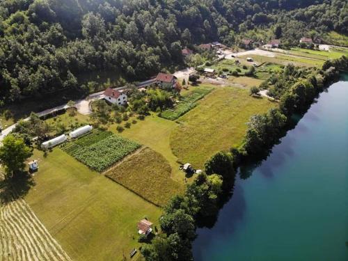 uma vista aérea de uma grande propriedade junto a um rio em Seosko domacinstvo Halil em Ćukovi