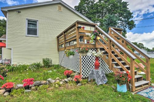 Κήπος έξω από το Ocean Inlet Cottage with Deck and Grill!