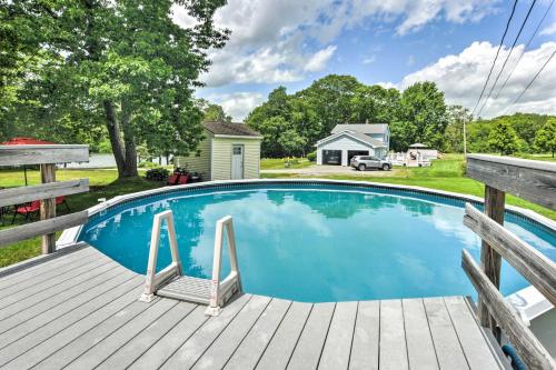 Πισίνα στο ή κοντά στο Ocean Inlet Cottage with Deck and Grill!
