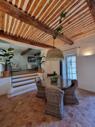 Fotografie z fotogalerie ubytování Maison au centre du village de Gordes avec vue incroyable v destinaci Gordes