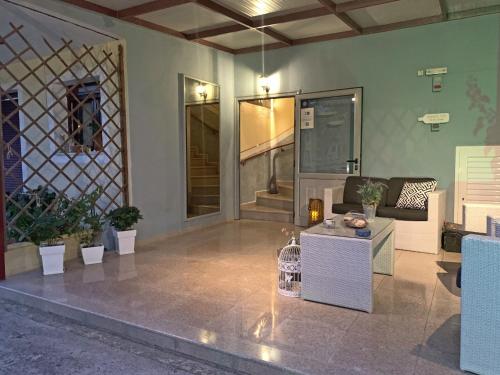 Гостиная зона в Akrotiri Rooms