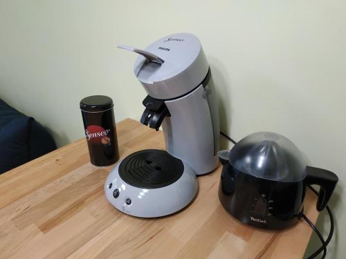 - une cafetière et un mixeur sur un comptoir en bois dans l'établissement Bonvallet - Studio paisible et chaleureux avec balcon, à Amiens