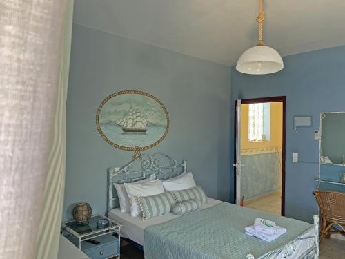 Кровать или кровати в номере Akrotiri Rooms