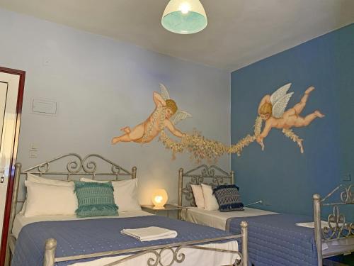 Кровать или кровати в номере Akrotiri Rooms