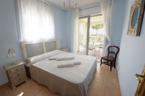 a bedroom with a bed with two towels on it at Apto Gerard in L'Ampolla
