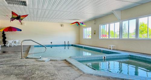 Piscina en o cerca de Court Plaza Inn & Suites of Mackinaw