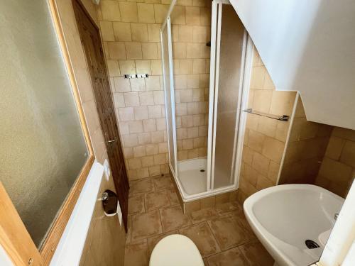 a small bathroom with a toilet and a shower at Villa Cabrera in L'Ampolla
