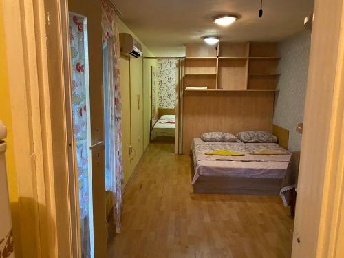 ヴァルナ・シティにあるApartment Karavelovの小さな客室で、ベッド1台と二段ベッド1組が備わります。