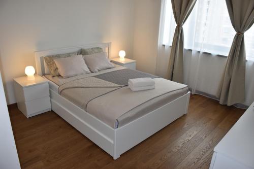 Un pat sau paturi într-o cameră la Beograd na vodi -Belgrade Waterfront BW