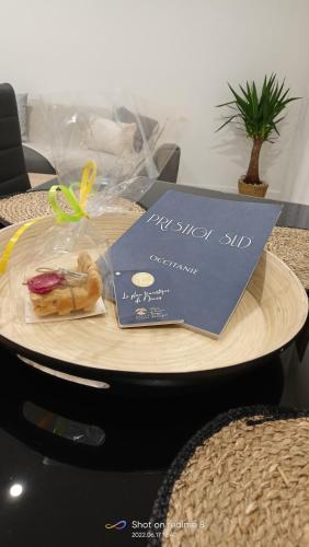 une plaque avec un signe au-dessus d'une table dans l'établissement Charmante maison de ville avec parking privé, à Nîmes