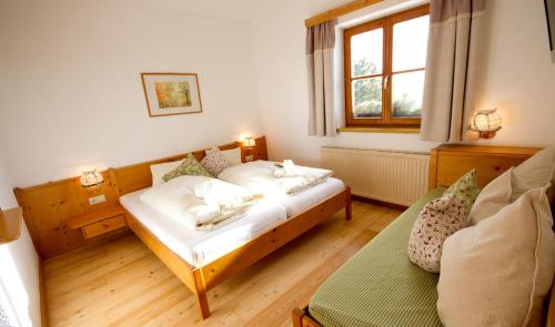 Katil atau katil-katil dalam bilik di AlmDorf Tonnerhütte