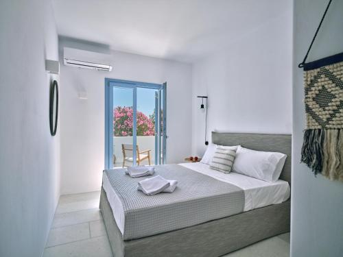 una camera da letto con un letto e due asciugamani di Etherio Apartment II a Piso Livadi