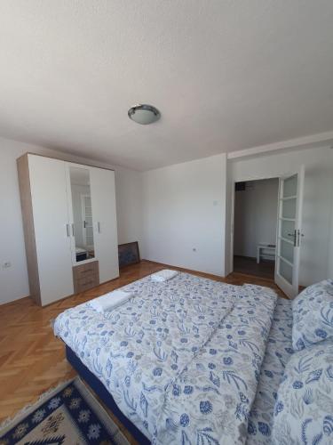 a bedroom with a large bed in a room at Apartman Nataša BL in Banja Luka