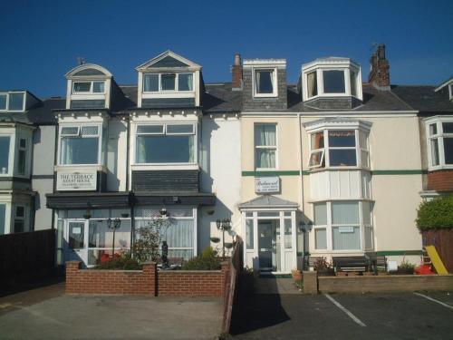 una gran casa blanca con en The Balmoral & Terrace Guest Houses, en Sunderland