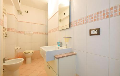 Amazing Home In Spotorno With Wifi tesisinde bir banyo