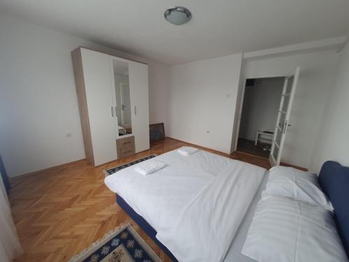 Cama ou camas em um quarto em Apartman Nataša BL