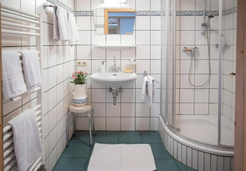 Ένα μπάνιο στο Ferienwohnung Dichtlbauer