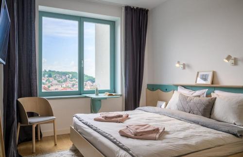 Un pat sau paturi într-o cameră la Brașov Citadel View Apartment