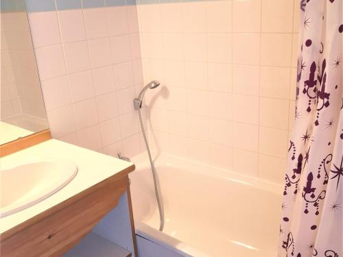 La salle de bains est pourvue d'un lavabo et d'un rideau de douche. dans l'établissement Appartement La Joue du Loup, 2 pièces, 6 personnes - FR-1-504-470, à Saint-Étienne-en-Dévoluy