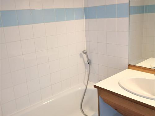 德沃吕伊Appartement rénové 6 pers, balcon, parking - FR-1-504-484的带白色浴缸和水槽的浴室