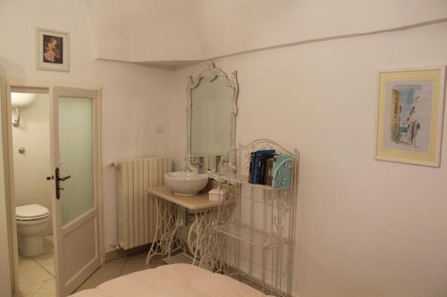 オストゥーニにあるDimora "Bianca Ostuni"のバスルーム(洗面台、鏡付)