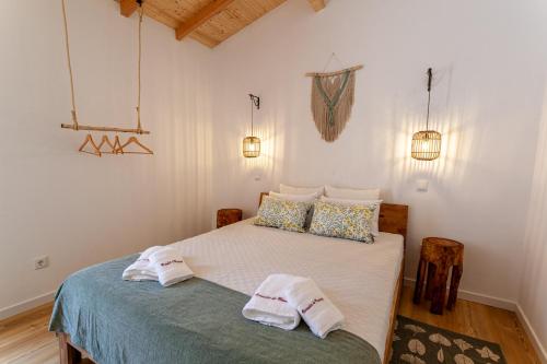 a bedroom with a bed with towels on it at Varandas de Monsaraz in Monsaraz