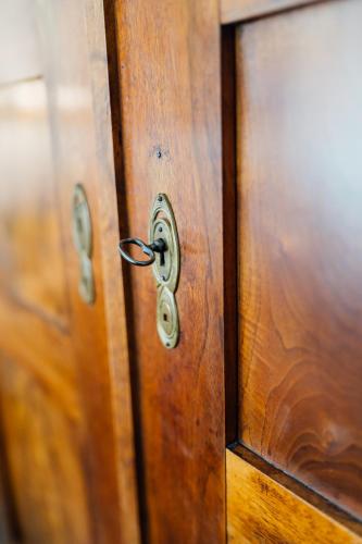 a close up of a wooden door with a latch at Weinreisedomizil mit eigenem Garten und Parkplatz in Deidesheim