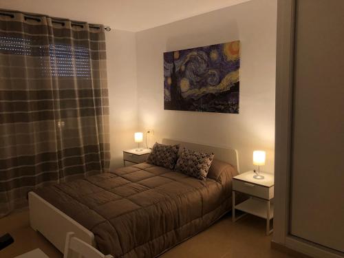een slaapkamer met een bed en een douche met twee lampen bij Apartamento Paraíso in Garrucha
