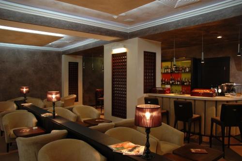 un bar dans un restaurant avec des chaises et un comptoir dans l'établissement Aurora Premier Hotel, à Kharkov
