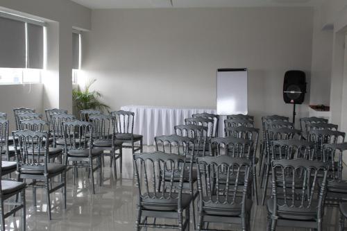 una habitación con filas de sillas y un podio en SC HOTEL, en Xalapa