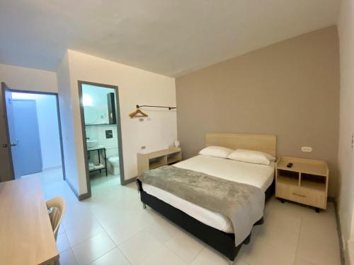 Una cama o camas en una habitación de Ayenda 1224 Pixel House