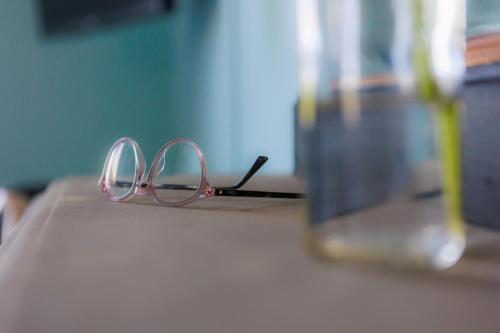 a pair of glasses sitting on top of a table at Le Clos d'Azel MAISON D'HOTES in Flexbourg