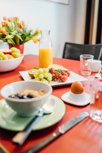 a table with a bowl of food and a bowl of fruit at Weinreisedomizil mit eigenem Garten und Parkplatz in Deidesheim