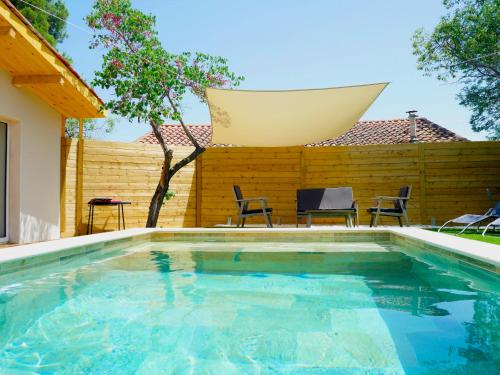- une piscine en face d'une clôture en bois dans l'établissement Home le Vissou, à Cabrières