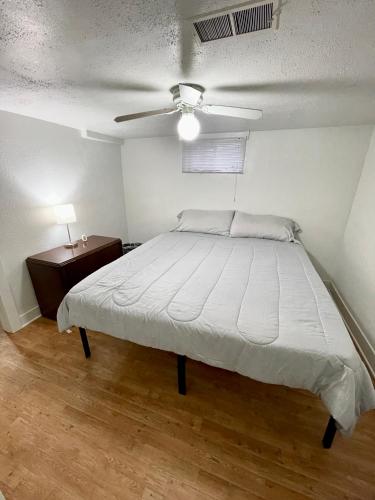 um quarto com uma cama e uma ventoinha de tecto em Cozy Home in the Heart of Pocatello em Pocatello