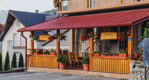 ein Restaurant mit Blumen auf der Vorderseite eines Gebäudes in der Unterkunft Restoran & Motel Manjež in Bijelo Polje