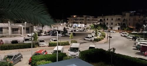 ein Parkplatz in der Nacht mit PKW geparkt in der Unterkunft Dimora Il Tulipano in Vieste