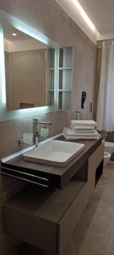 a bathroom with a sink and a mirror at Dimora Il Tulipano in Vieste