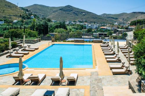 uma piscina com espreguiçadeiras e um resort em KEA BLISS em Korissia