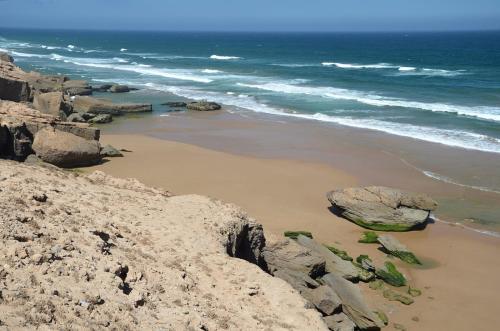 a beach with some rocks and the ocean at Z Widokiem na Wydmę in Łokciowe