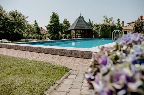 Fotografie z fotogalerie ubytování Kék Vendégház Family Resort v destinaci Gyenesdiás