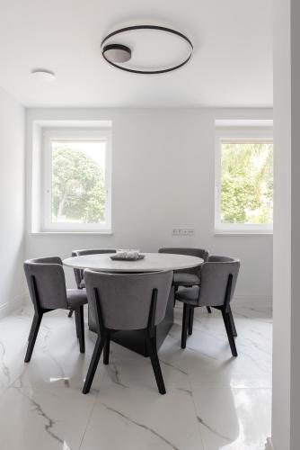 a dining room with a table and chairs at Oliwa Am Calsberg 5a in Gdańsk