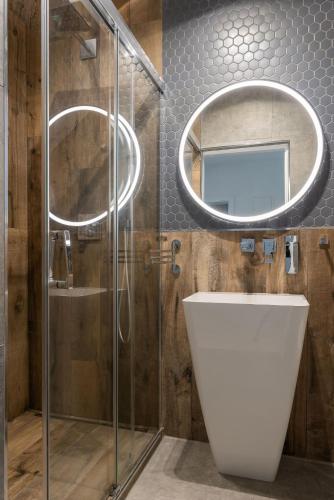 a bathroom with a shower with a toilet and a mirror at Oliwa Am Calsberg 5a in Gdańsk