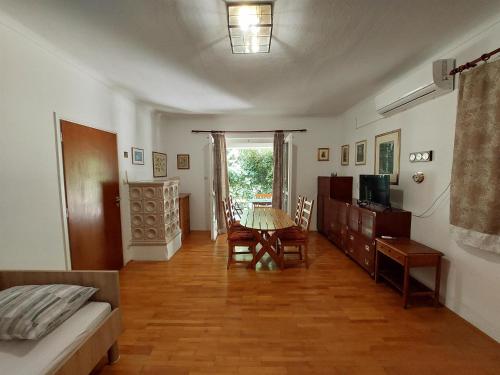 TV a/nebo společenská místnost v ubytování House Leticija rustica